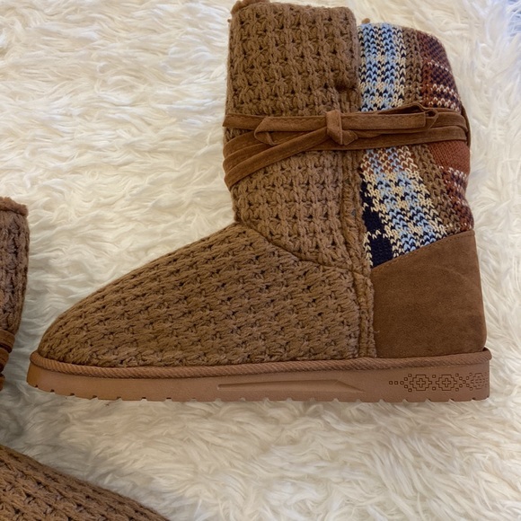 Woman’s Muk Luke Camel Plaid Water Resistant Boots - Picture 9 of 10